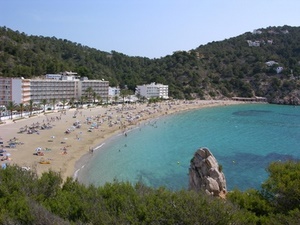 Ibiza - die Baleareninsel verspricht coole Partys und einen sonnenreichen Strandurlaub. Foto: Eve - Fotolia.com