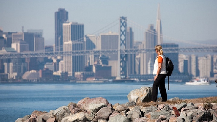 Frau vor Oakland Brücke in San Francisco