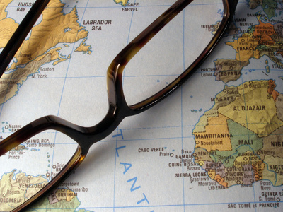 Eine Brille liegt auf einer Weltkarte