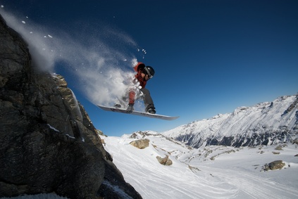 Snowboardfahrer in den Alpen