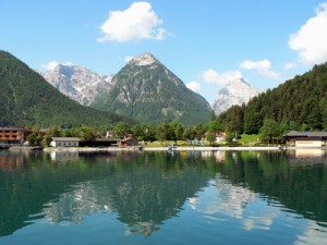 Ein See in Österreich an den Bergen im Frühling