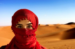 Eine tunesische Frau in der Wüste