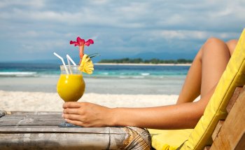 Holding cocktail on a tropical beach, Urlaub, Reise, Strand, Cocktail